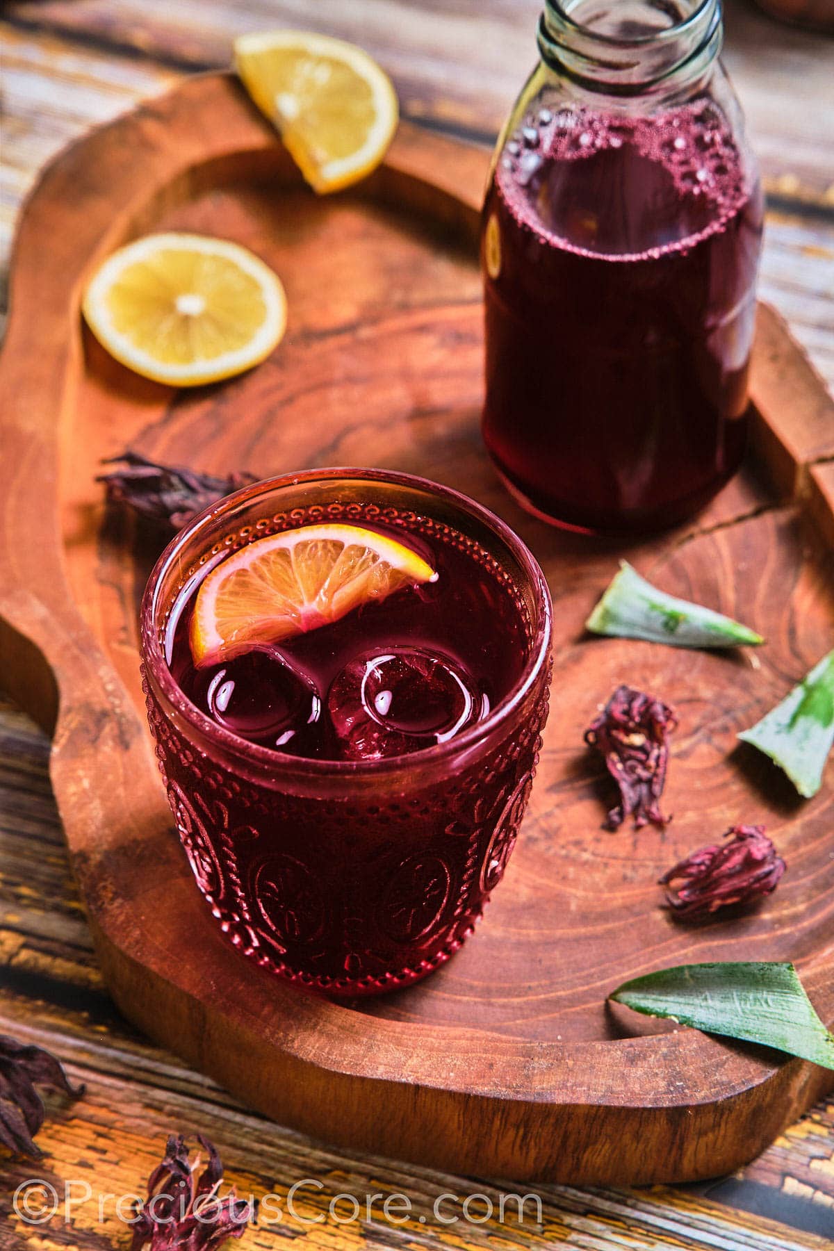 Folere drink topped with a lemon wedge.