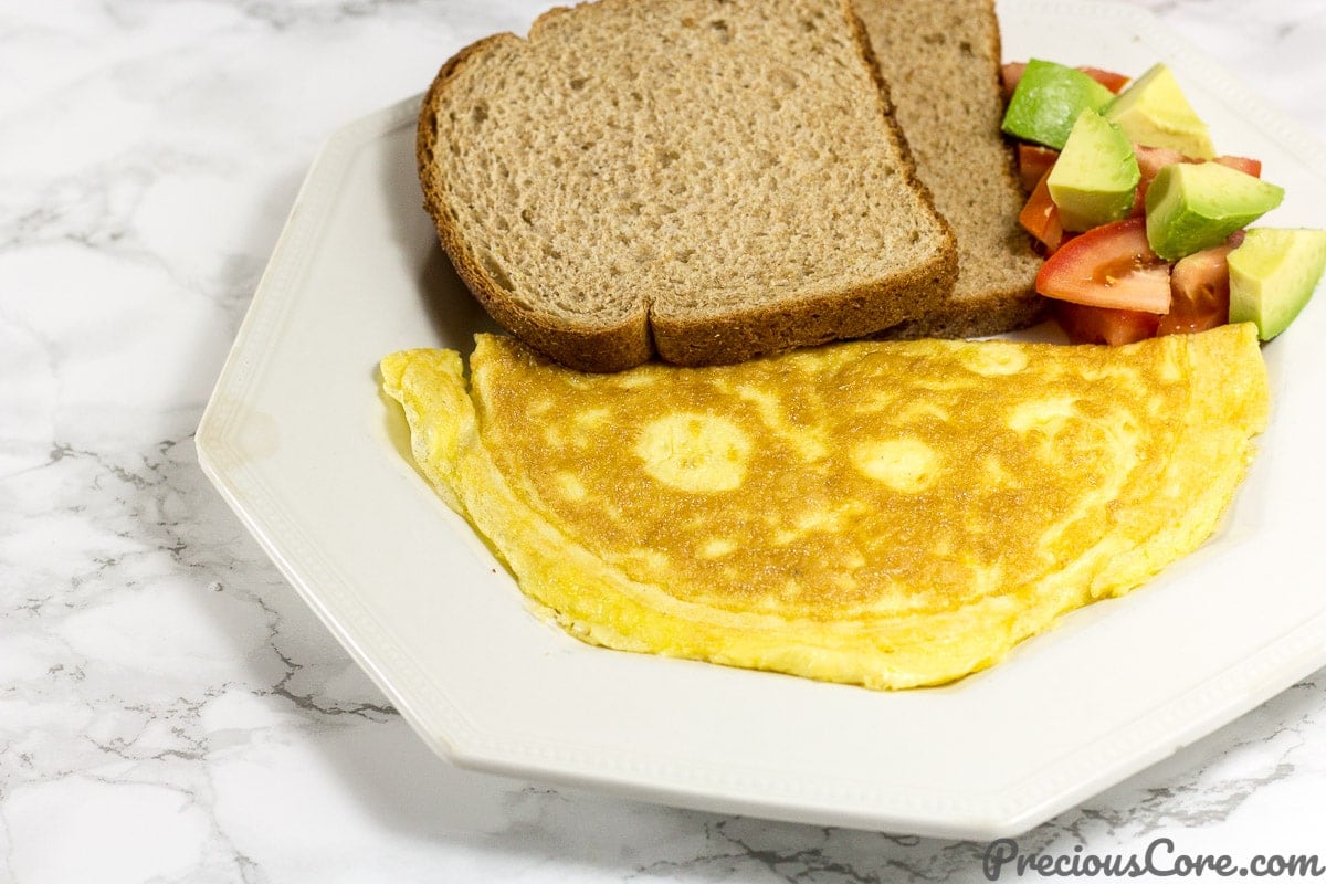 https://www.preciouscore.com/wp-content/uploads/2017/12/How-to-make-an-omelet-with-cheese.jpg