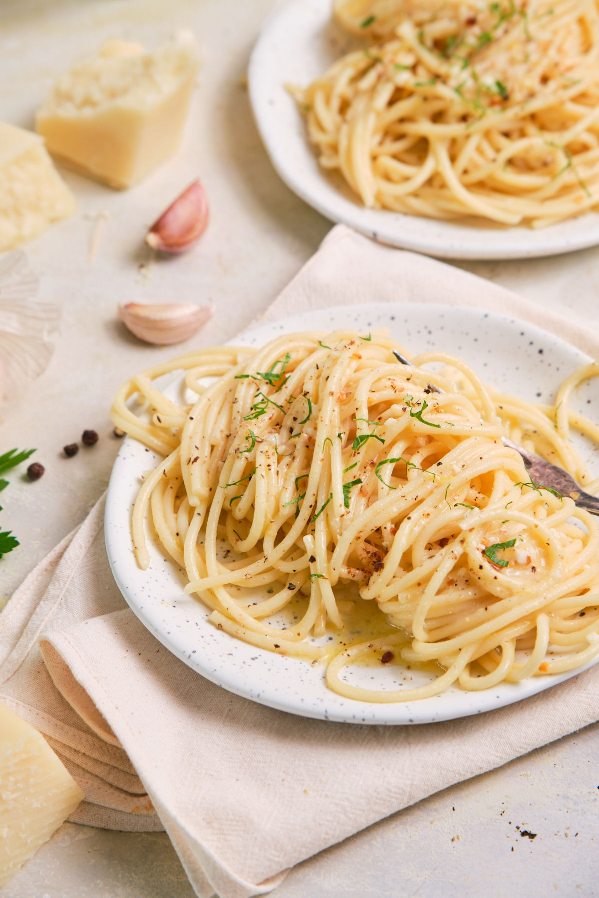 Close-up of a plate of spaghetti cooked with garlic and butter.