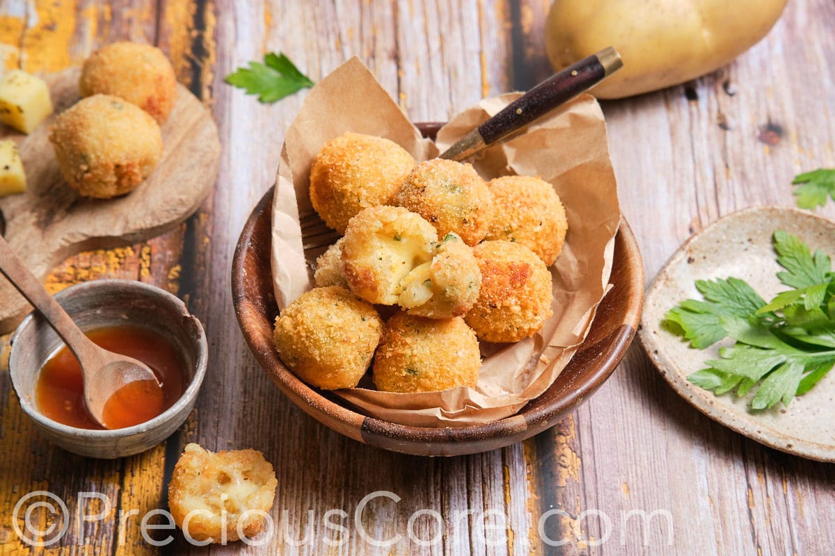 A bowl of cheesy potato balls.