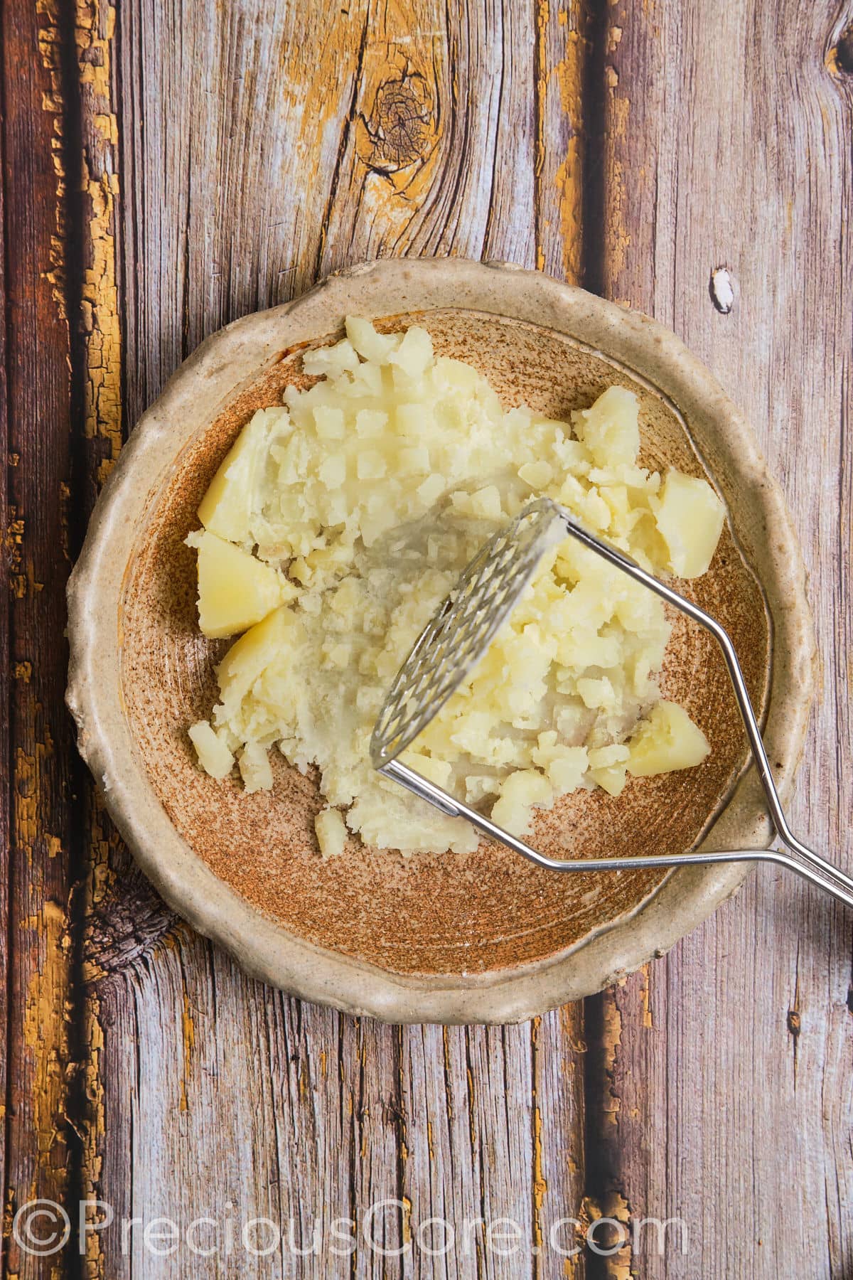 Mashed potatoes in a bowl.