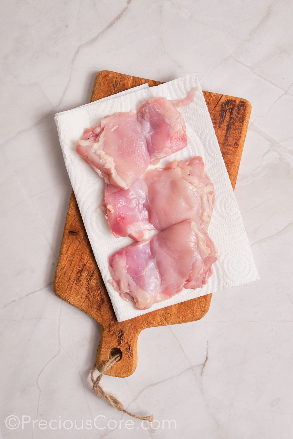 Chicken placed on paper towels to absorb the excess moisture.