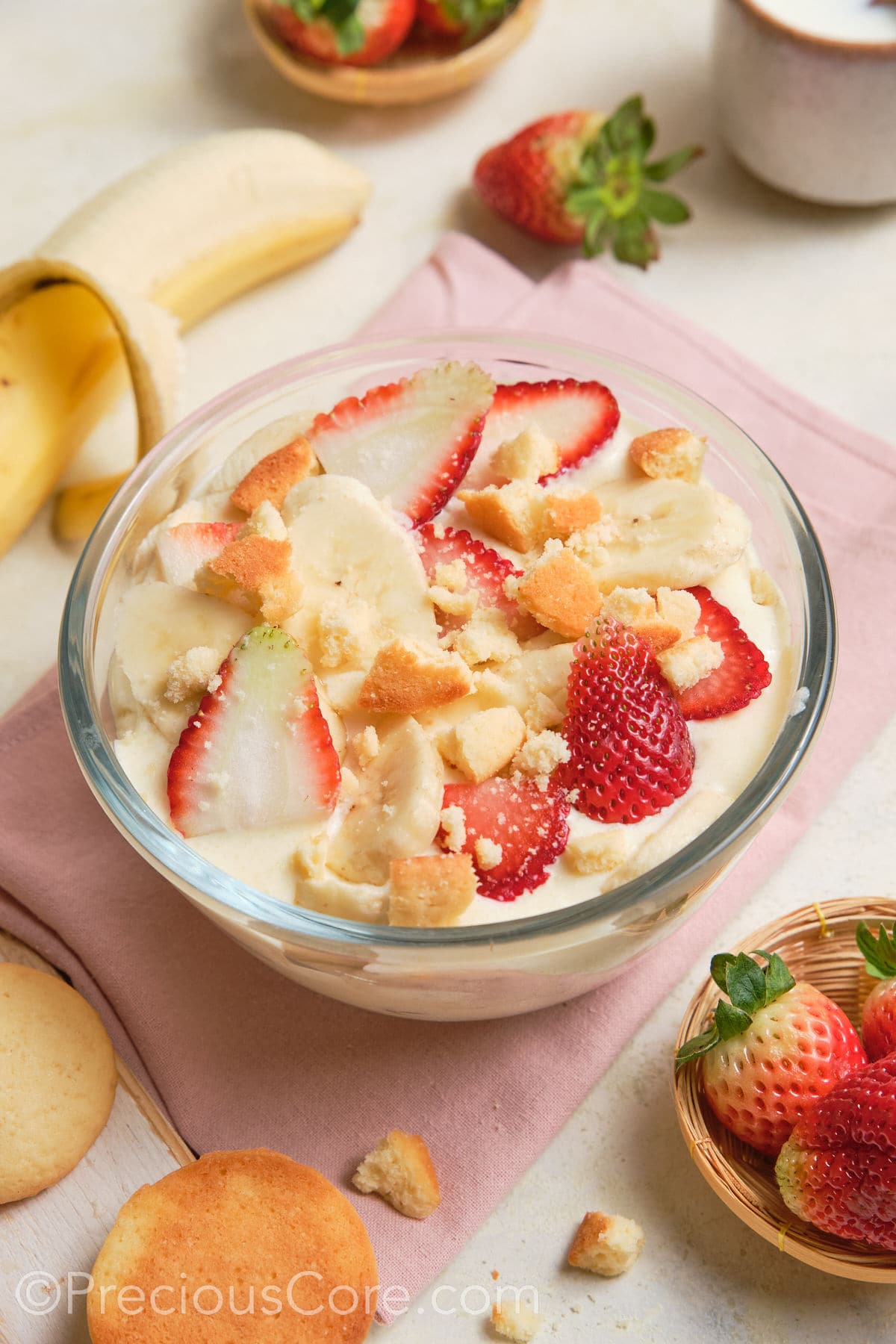 White pudding topped with strawberries and bananas.