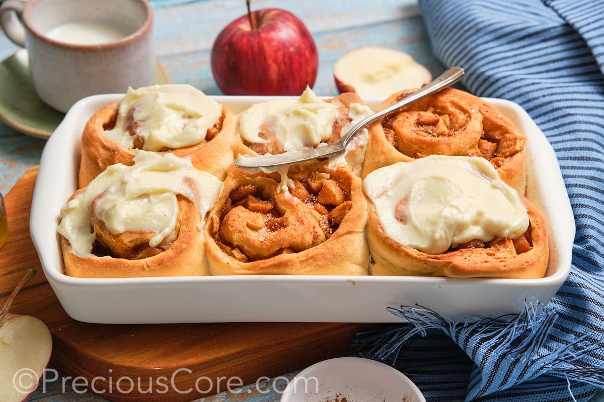 Six cinnamon rolls in a baking dish.