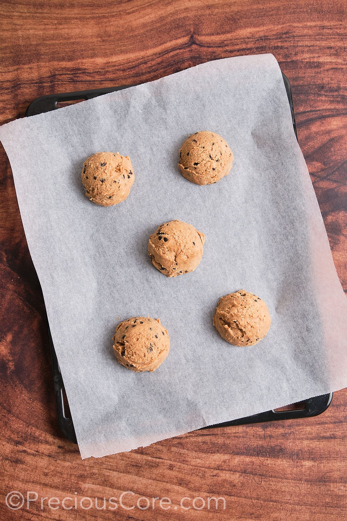 Make small small balls out of the dough on a baking paper 